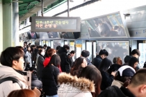 [포토뉴스] 지하철 1호선 구로역 열차 지연 운행…출근길 시민 ‘불편’