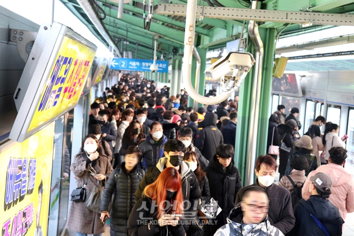 [포토뉴스] 지하철 1호선 구로역 열차 지연 운행…출근길 시민 ‘불편’