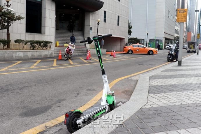 [사진으로 보는 산업뉴스] 공유킥보드 주차 민원 해결 ‘전용존’ 설치