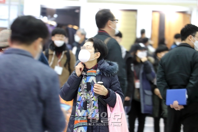 [데스크칼럼] 계륵 상황 맞은 전시업계,'개최 Vs 취소·지연'