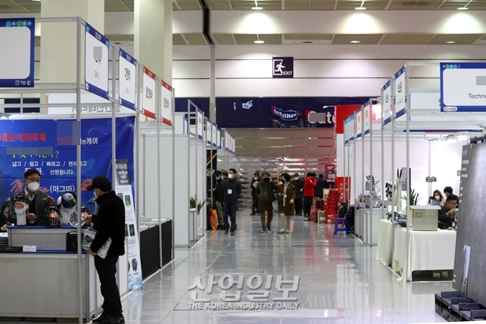 [데스크칼럼] 계륵 상황 맞은 전시업계,'개최 Vs 취소·지연'