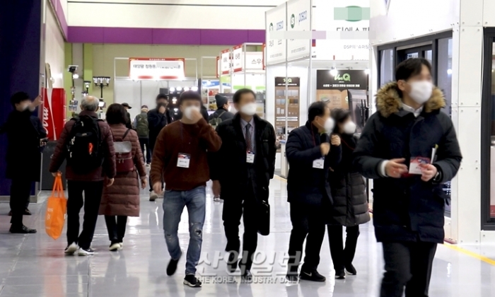 [데스크칼럼] 계륵 상황 맞은 전시업계,'개최 Vs 취소·지연'