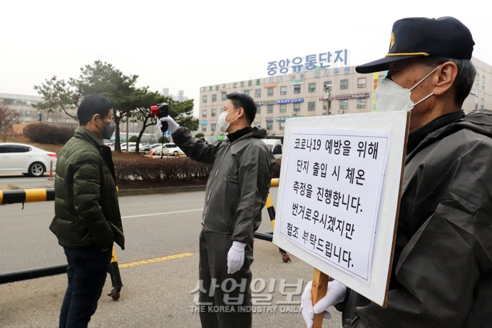 [사진으로 보는 산업뉴스] 출근길 코로나19 확산 막아라