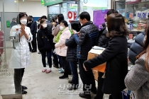 [포토뉴스] 코로나19가 가져온 약국 풍경, “지금부터 20명”