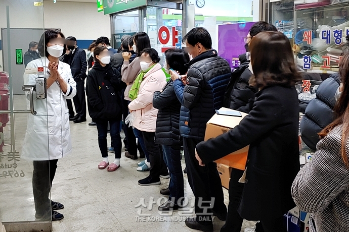 [포토뉴스] 코로나19가 가져온 약국 풍경, “지금부터 20명”