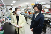 박영선 장관, 코로나19 관련 진단키트 긴급사용승인 기업 현장방문