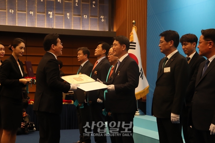 [포토뉴스] 제47회 상공의 날 기념식, 시상식만으로 간소하게 개최