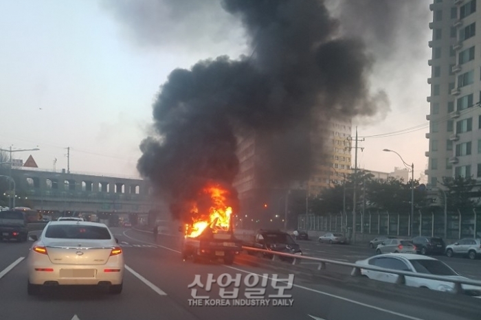 서부간선도로 1톤 화물차 화재 발생 월요일 출근길 정체