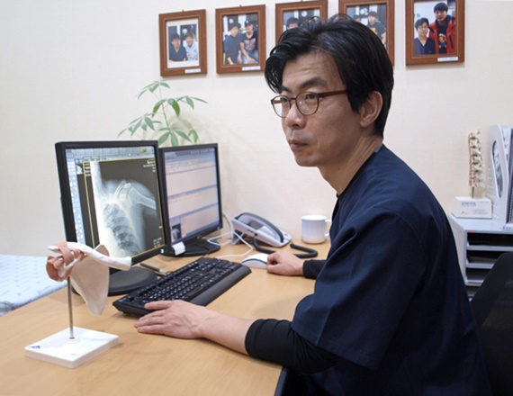 [칼럼] 팔꿈치 테니스 엘보 통증, 초기에 잘 파악하고 치료해야