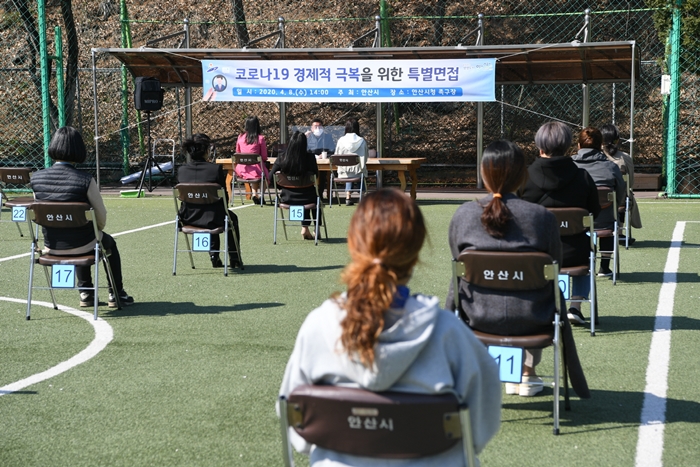 코로나19가 변화시킨 족구장 면접 '고강도 사회적 거리두기'