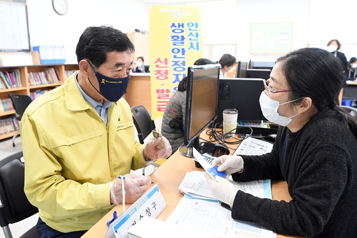 생활안정지원금 10명 중 6명 이상 오프라인 신청자