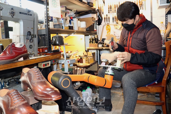 [사진으로 보는 산업뉴스] 제조업·서비스 사업장 등 활용범위 넓혀가는 ‘협동로봇’