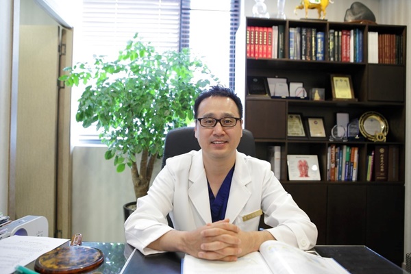 상/하안검수술로 시야 가리는 중장년층 눈꺼풀 처짐 개선