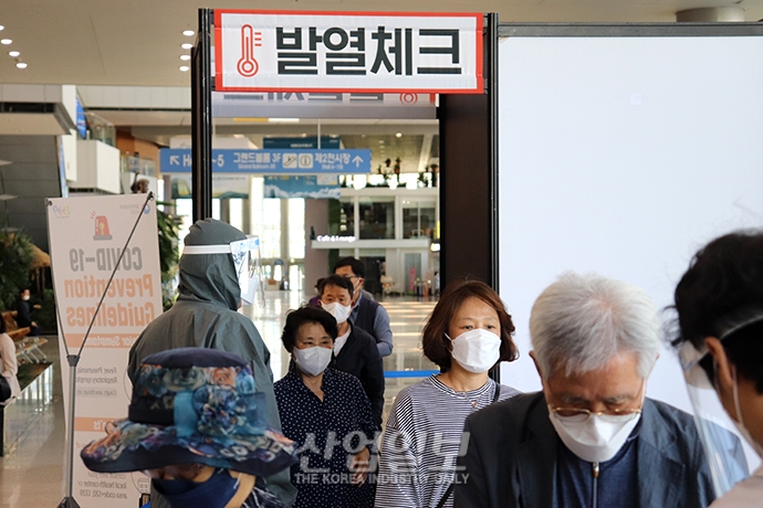 [포토뉴스] ‘생활 속 거리 두기’ 상황에서 재개된 킨텍스 전시회