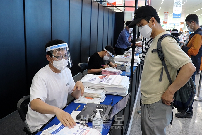 [포토뉴스] ‘생활 속 거리 두기’ 상황에서 재개된 킨텍스 전시회