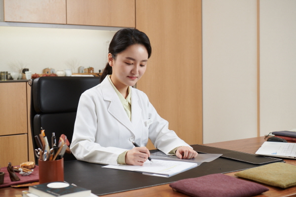 잠들기 전 ASMR, 불면증 치료에 도움 줄까?