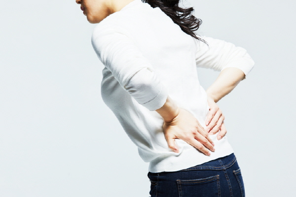 알 수 없는 두통에 어깨 결림이라면 목 디스크