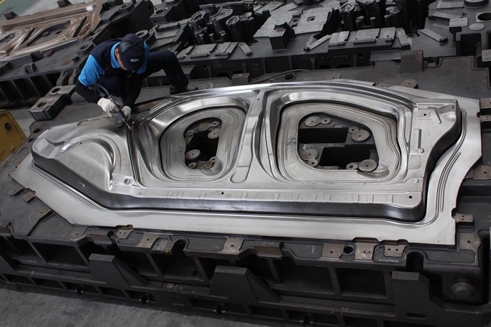 [뿌리산업 is Smart] 대량 생산 시대 꽃피운 금형(金型), 끈기+기술 개발이 ‘필수’