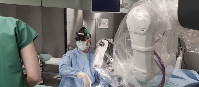 [기술기고] 스토브리(Staubli),  RoboticScope로 수술 현장 시야 개선