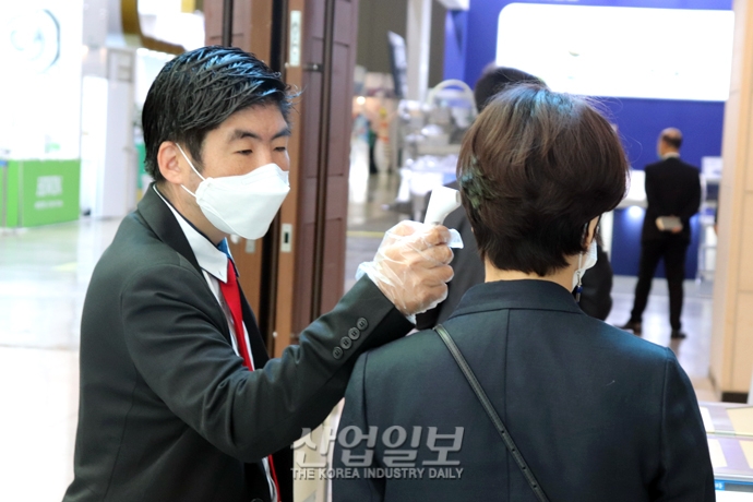 [포토뉴스] 금속산업대전 2020, “체온 측정, 장갑·마스크 착용해야 입장할 수 있어요”