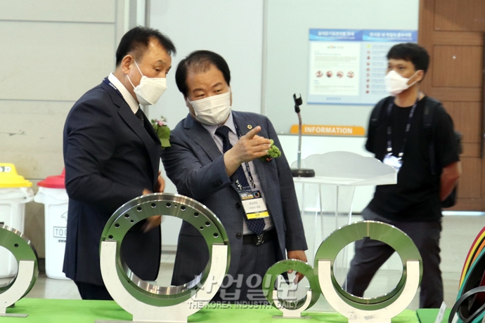 [포토뉴스] 금속산업대전 2020, “체온 측정, 장갑·마스크 착용해야 입장할 수 있어요”