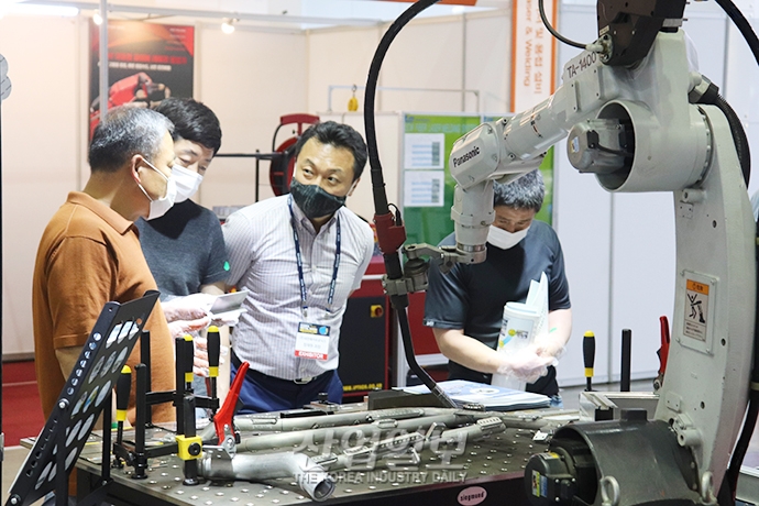 [포토뉴스] 가공·조립 등 금속산업에서 활용 영역 넓히는 ‘로봇’