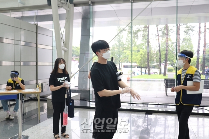 [포토뉴스]에어샤워·페이스실드·비닐장갑... 익숙하지 않지만 익숙해져야 할 것들