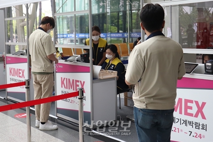 [포토뉴스]에어샤워·페이스실드·비닐장갑... 익숙하지 않지만 익숙해져야 할 것들