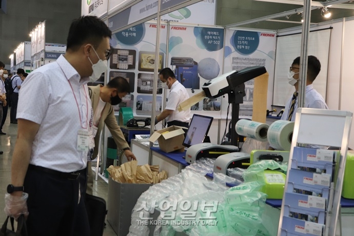 [포토뉴스] ‘KOREA PACK 2020’ 개막 이튿날, 눈길 끄는 포장기자재는?