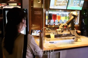 ‘칵테일 로봇이 제조한 칵테일 한 잔 하고 가세요’