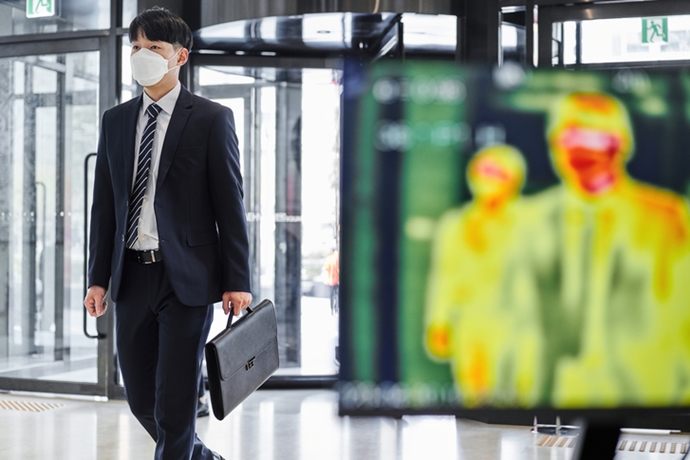 다시 고개드는 코로나19, 3월 경제 덮친 패닉 국면과는 다르다