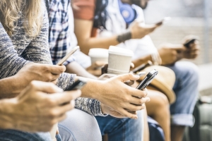 지난해 하루 평균 스마트폰 이용 시간 '104분'…동영상 시청 증가