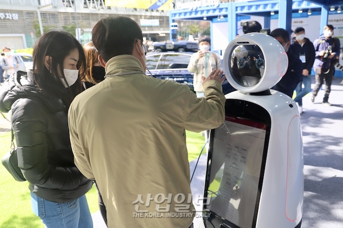 [포토뉴스] 서빙부터 방역·고객안내까지, 일상 속 자율주행 모빌리티