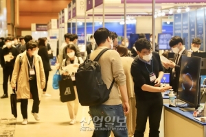 [포토뉴스] 사회적 거리두리 1단계 속 활기 찾은 코엑스 전시장