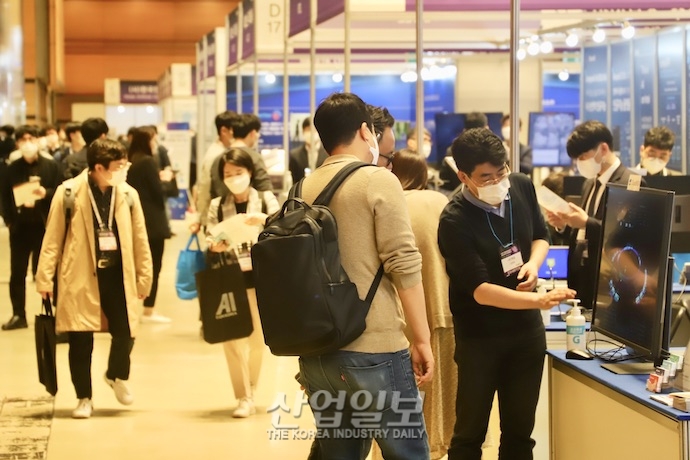 [포토뉴스] 사회적 거리두리 1단계 속 활기 찾은 코엑스 전시장