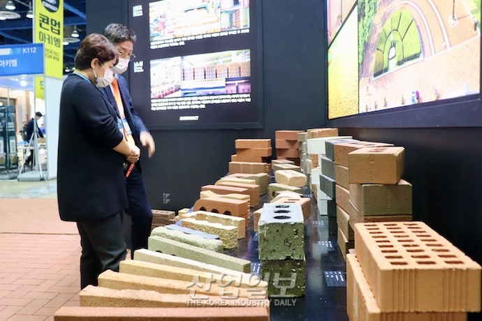 [포토뉴스] 전시회 통해 코로나19 극복 나선 건축업계 종사자