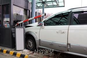 구로 중앙유통단지 정문서 차량이 주차관리초소 들이받아