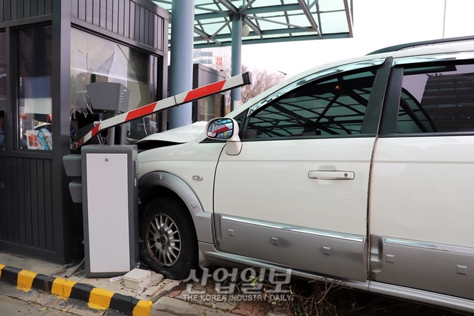 구로 중앙유통단지 정문서 차량이 주차관리초소 들이받아