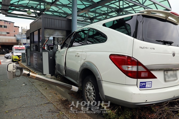 구로 중앙유통단지 정문서 차량이 주차관리초소 들이받아