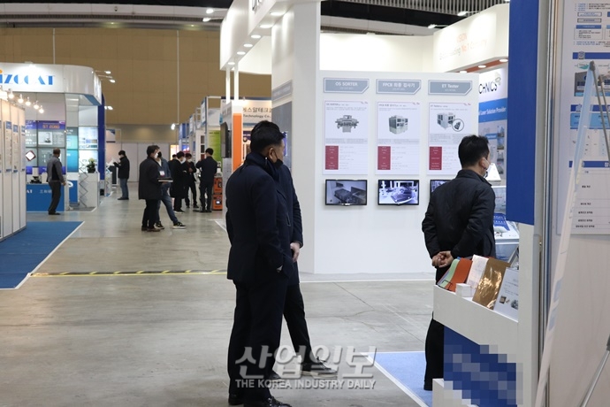 [포토뉴스] 격상된 사회적 거리두기 단계, 전시업계는 울고 싶다