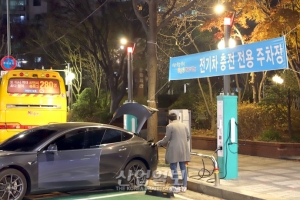 [사진으로 보는 산업뉴스] 전기차 충전 가로등에 맡기세요