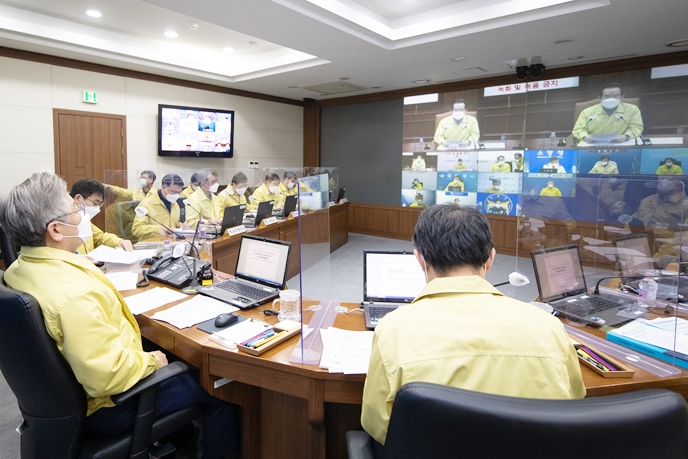 코로나19 3차 대유행 본격화, 사회적거리두기 3단계 격상 조기 시행해야