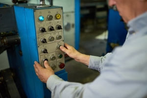 한국 제조업 늙어간다…2022년 근로자 평균 연령 日보다 높아질 것