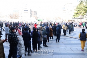 [포토뉴스] 코로나19 검사소 북적북적 “언제 내 차례되는 거야?”