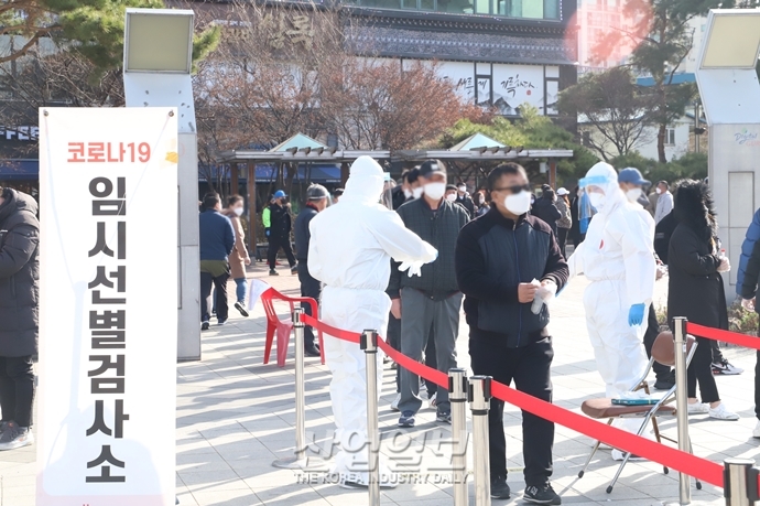 [포토뉴스] 코로나19 검사소 북적북적 “언제 내 차례되는 거야?”