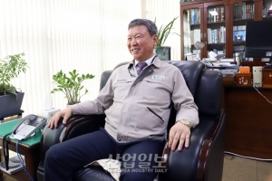 [PEOPLE] “칼과 함께한 40년, 하고 싶은 일 하기에 행복”