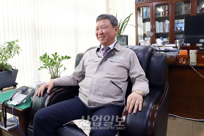 [PEOPLE] “칼과 함께한 40년, 하고 싶은 일 하기에 행복”