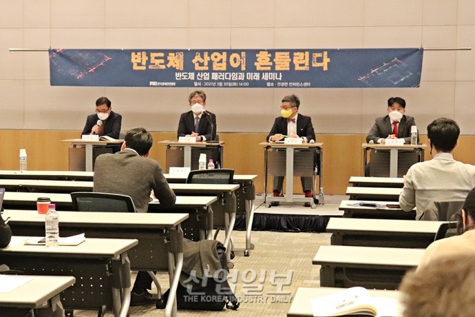 반도체 산업, 글로벌 경쟁 격화 중…韓 경쟁력 강화를 위한 방안은