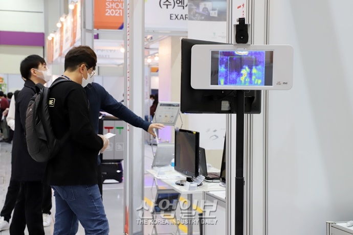 [포토뉴스] 코로나 시대, 살균·온도측정 등 방역은 필수