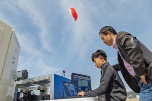 바람 속 비행체가 줄을 당기는 힘으로 지상에서 전기 생산 가능